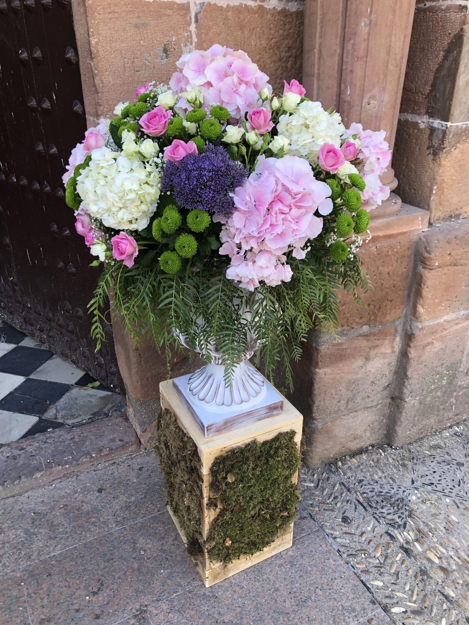 Centro floral con hortensias y rosas rosas